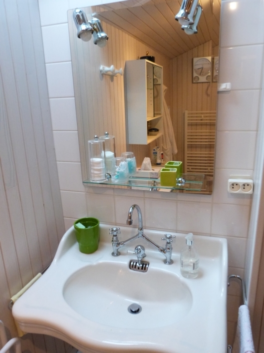 Salle de bain de la location meublé, zoom sur le lavabo et miroir