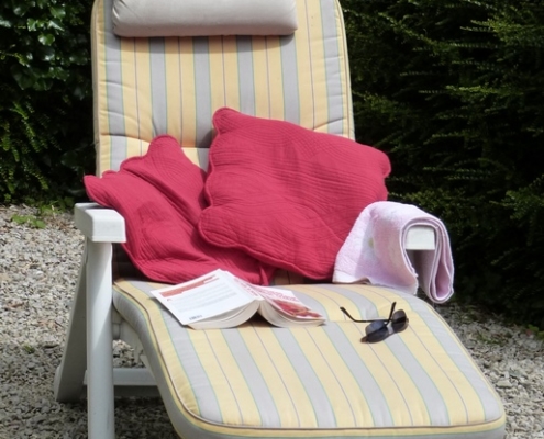 La terrasse du gite l'avenue avec la table du déjeuner, vue sur le mer de la manche et les bains de soleil