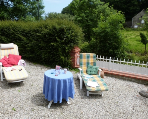 La terrasse du gite l'avenue avec la table du déjeuner, vue sur le mer de la manche et les bains de soleil