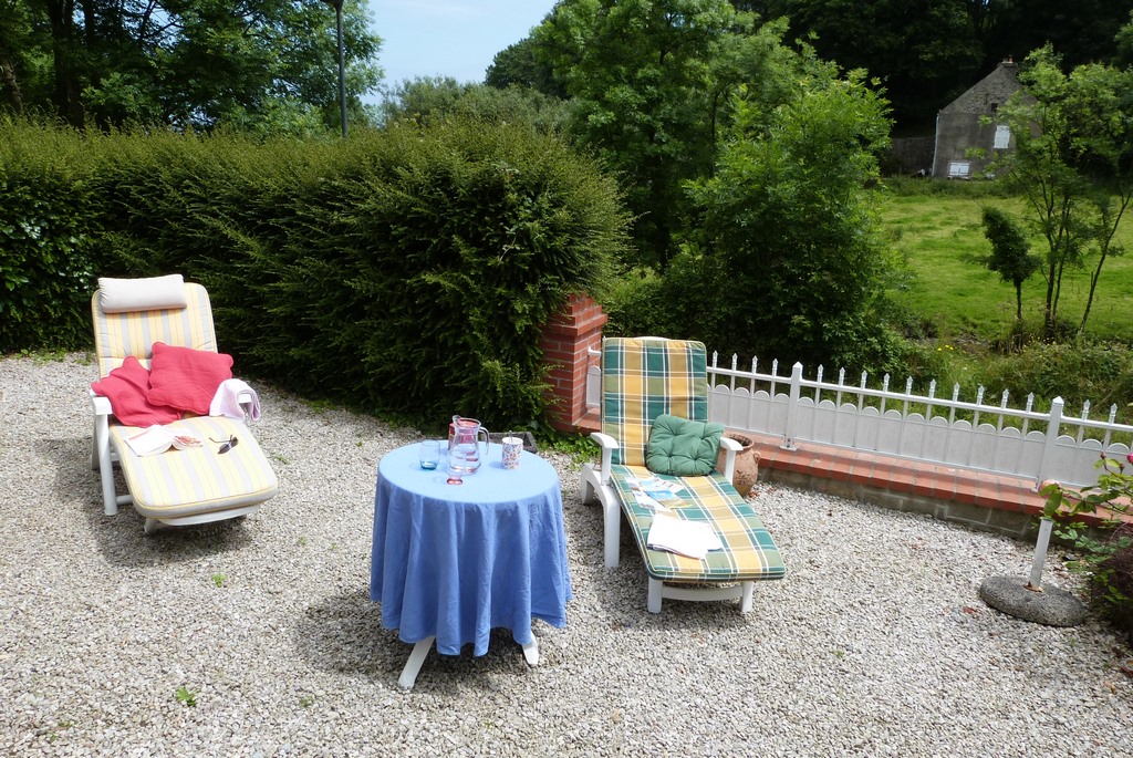 La terrasse du gite l'avenue avec la table du déjeuner, vue sur le mer de la manche et les bains de soleil