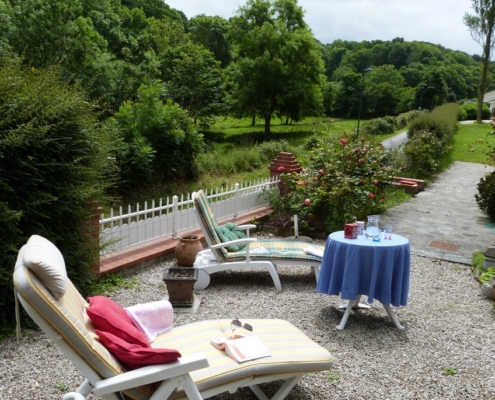 La terrasse du gite l'avenue avec la table du déjeuner, vue sur le mer de la manche et les bains de soleil