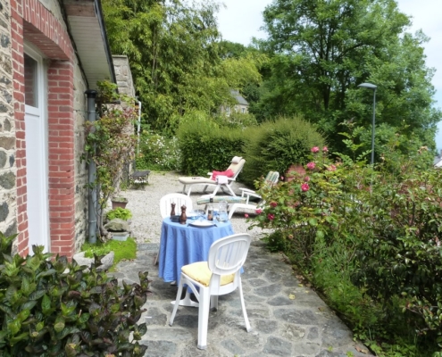 La terrasse du gite l'avenue avec la table du déjeuner, vue sur le mer de la manche et les bains de soleil