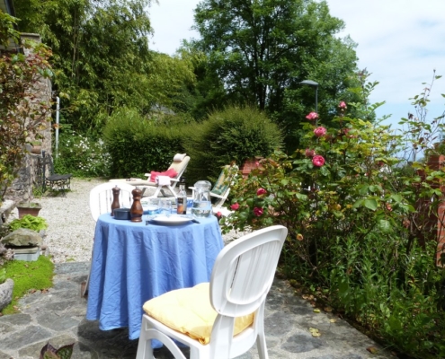 La terrasse du gite l'avenue avec la table du déjeuner, vue sur le mer de la manche et les bains de soleil