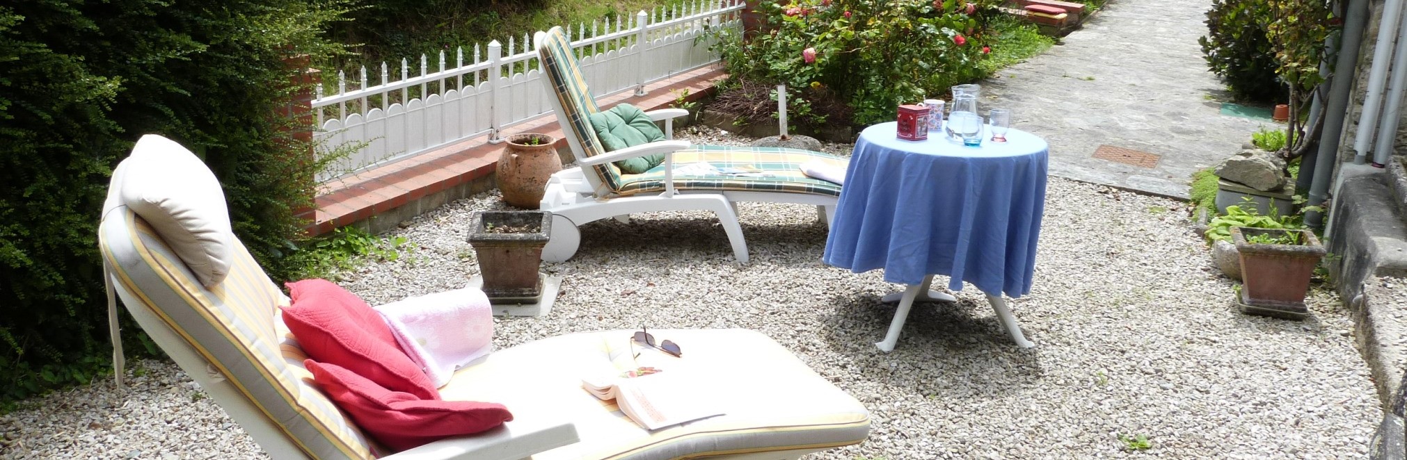 La terrasse du gite l'avenue avec les bains de soleil et la table du gouter